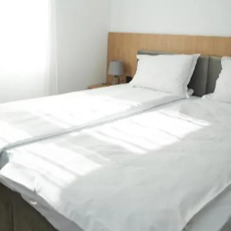 2 Bed - Sleeps 4 Terrace & Pet Friendly Lägenhet *