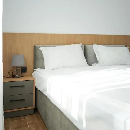 2 Bed - Sleeps 4 Terrace & Pet Friendly